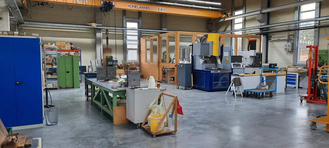Industriehalle mit Maschinenpark und Hallenkran vor der Betriebsauflösung