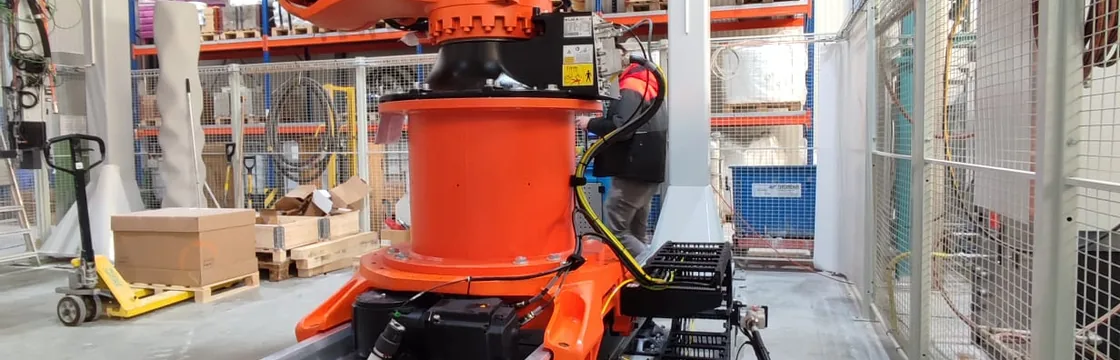 Roboter-Schweißzelle bei einer Werksauflösung in der Automotive-Branche