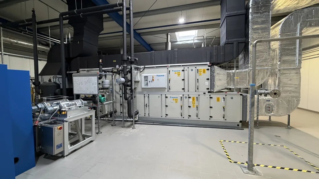 Produktionshalle mit Anlagentechnik in der Industrie