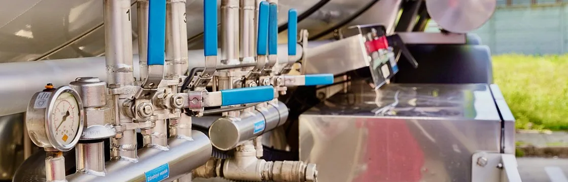 Chemieanlage mit Rohrleitungen vor dem industriellen Rückbau