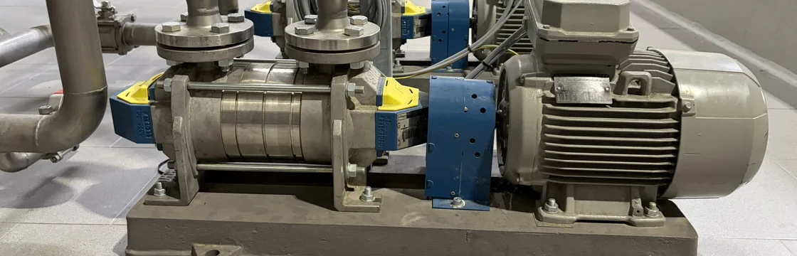 Industrielles Pumpen- und Motoraggregat aus dem Maschinenbau vor der Verwertung