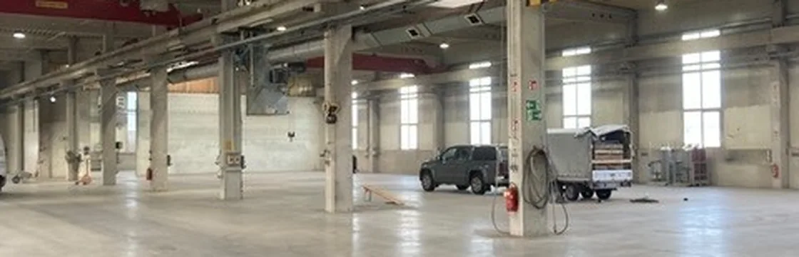 Besenrein übergebene leere Industriehalle nach der Standortabwicklung