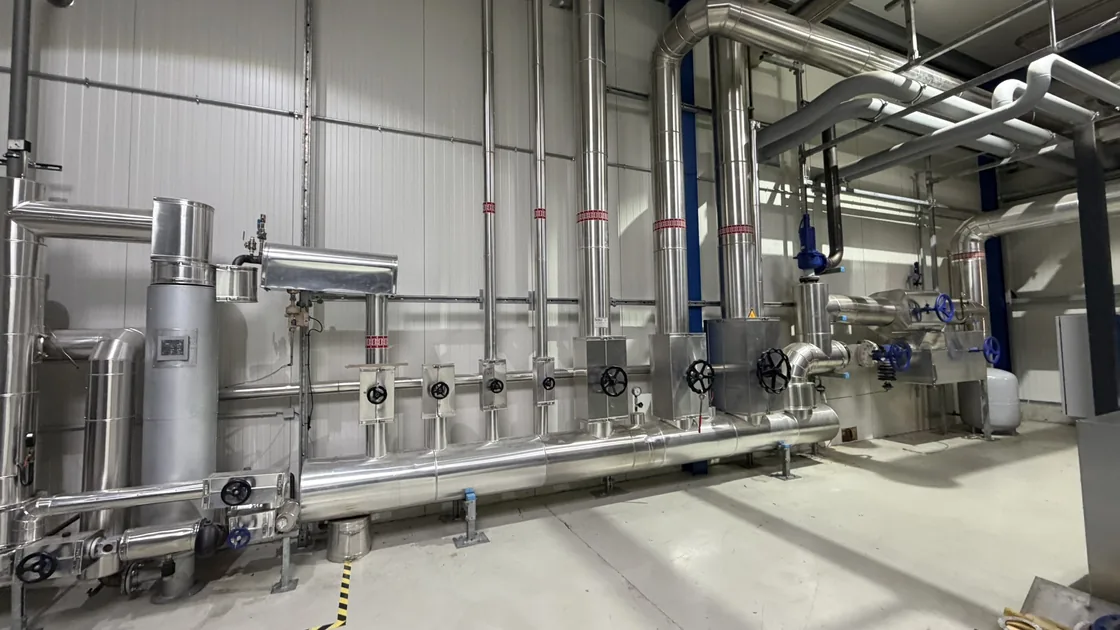 Industrielle Prozessanlage in einer Produktionshalle