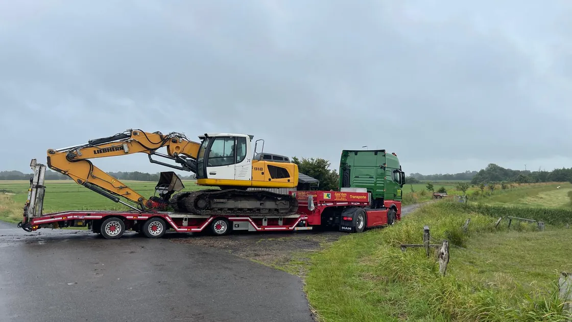 Sichergestellter Bagger auf einem Tieflader beim Abtransport