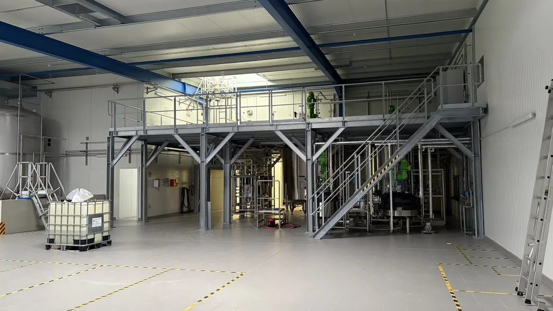 Leergeräumte Produktionshalle mit Stahlbau nach abgeschlossener Abwicklung
