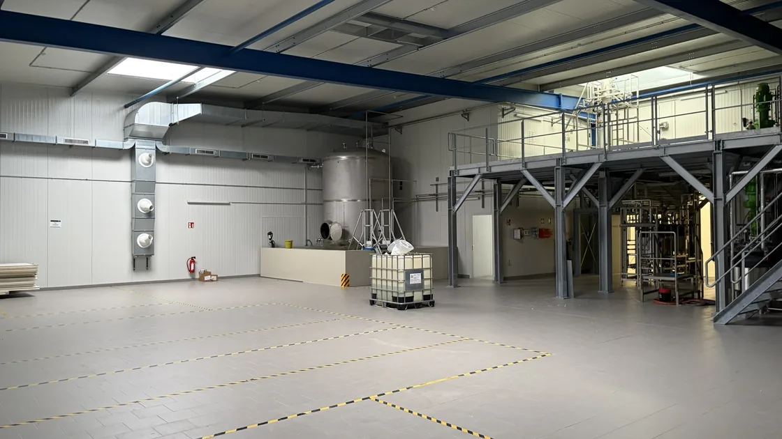 Leergeräumte, besenrein übergebene Industriehalle als Projektbeispiel