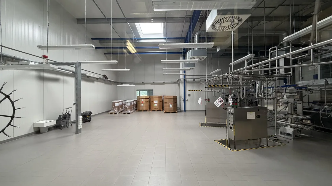 Industriehalle bei der Begehung durch assetaux