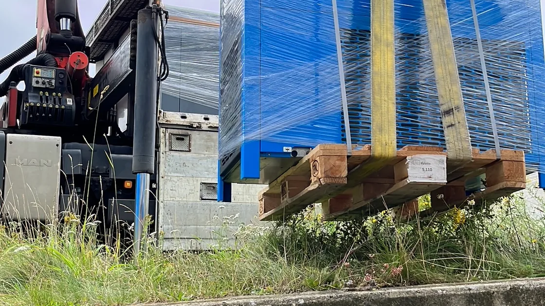 Geordnete Industriemaschinen vor der Verwertung nach der Abfallhierarchie