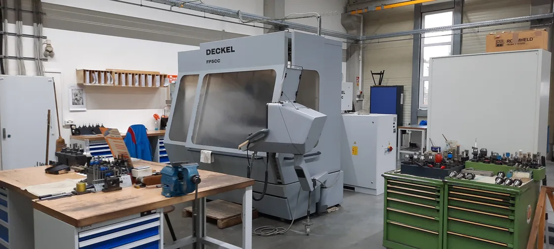 Stillstehende Maschinen in einer geschlossenen Fabrik als Distressed Assets