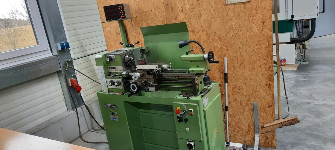 Gebrauchte Industriemaschinen in einer Halle vor der Verwertung