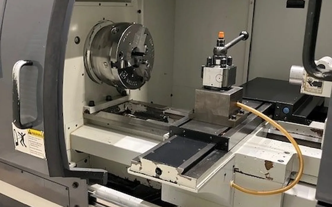 Ingenieur begutachtet eine Werkzeugmaschine zur Bewertung