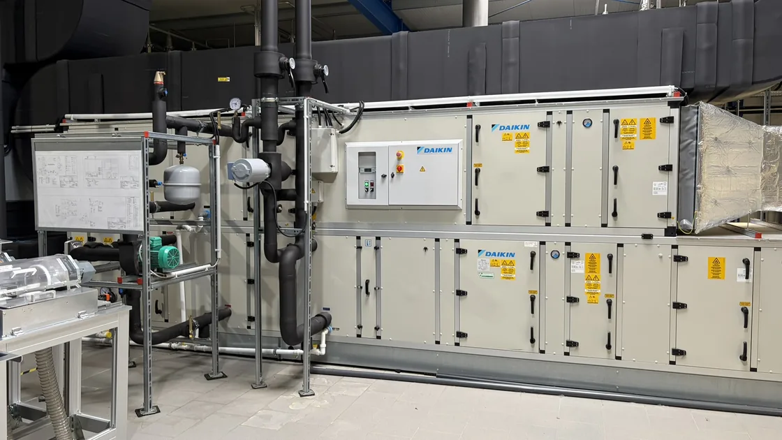Industrielle Anlagentechnik in einer Produktionshalle